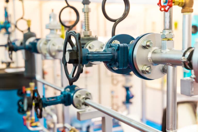En quoi le respect des normes de sécurité dans les installations de robinetterie et accessoires de tuyauteries industriels est-il indispensable en 2024 ?