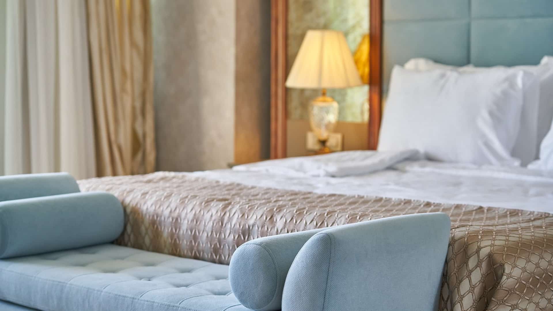 Quels matériaux spécifiques sont utilisés dans les rénovations de palaces ?